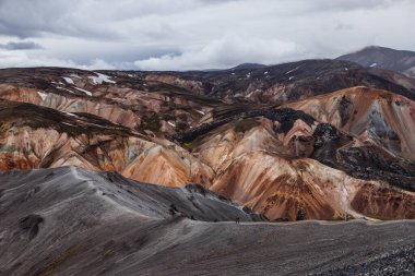Bu nefes kesen görüntü, İzlanda dağlarının canlı tepelerini, etkileyici bir gökyüzü altında canlı renkler ve çeşitli topoğrafyalarla yakalıyor. Yürüyüş meraklıları ve doğa severler için mükemmel..