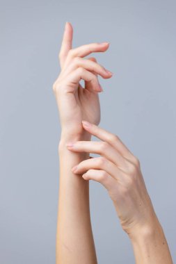 Bu resim insan ellerinin zarafetini gözler önüne seriyor, zarif hareketlerini ve güzelliklerini arttıran ince, nötr bir zemin üzerine kurulmuş özelliklerini vurguluyor..