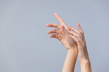 Bu resim, zarif, zarif ve sanatsal hareketler sergileyen, dinamik pozlarla çekilen çarpıcı bir el gösterimi sunar..