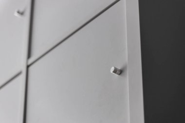 Bu resim çarpıcı bir minimalist estetiğe sahip modern bir dolap köşesine sahiptir, temiz çizgiler, ince dokular ve fonksiyonel tasarım, birleştirme tarzı ve kullanımı pürüzsüzdür..