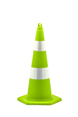 Yansıtıcı çizgileri olan canlı yeşil bir trafik konisi temiz beyaz bir zemin karşısında dikilir ve onu kolayca görülebilir kılar. Yol güvenliği ve inşaat uygulamaları için ideal.