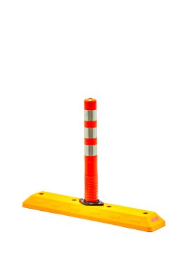 Bu resim, sürücülerin yol çalışması veya inşaat alanlarında görünürlüğünü artırmak amacıyla yansıtıcı çizgiler içeren parlak, turuncu bir trafik güvenlik konisi gösteriyor..