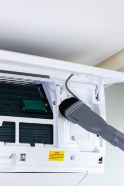 Bir havalandırma ünitesi fırçayla temizleniyor. Verimli işlemler için uygun bakım, yaşam süresini uzatmak ve kapalı alanda iyi hava kalitesini sağlamak için hayati önem taşır..