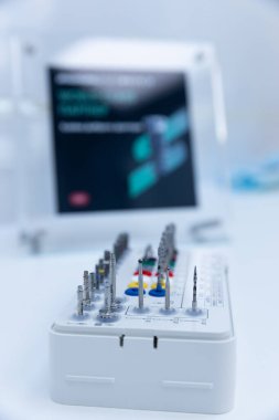 Diş tedavisinde hassasiyet ve profesyonel kalitenin vurgulanması için tasarlanmış çeşitli özel araçları ve eklentileri gösteren bir diş aleti kitinin ayrıntılı görünümü.