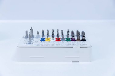 Çeşitli mühendislik, elektronik ve ev geliştirme projeleri için ideal beyaz bir üste düzenli olarak düzenlenmiş bir dizi renk kodlu bit içeren profesyonel kalitede hassas bir tornavida seti..