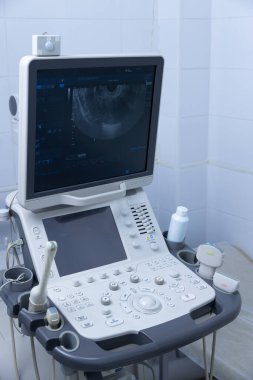 Bu ileri teknoloji ultrason makinesi, hasta ihtiyaçları ve teknolojik gelişmelere odaklanarak, sağlık hizmetlerinde teşhislerde kullanılan detaylı görüntülemeyi gösteren büyük bir monitör sergiliyor..