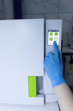 Dokunmatik ekran arayüzüne sahip bir laboratuvar buzdolabı, verimli kullanım için gösterilen sıcaklık ayarlarını gösterir, araştırma ortamlarında biyolojik örneklerin en iyi şekilde korunmasını sağlar.