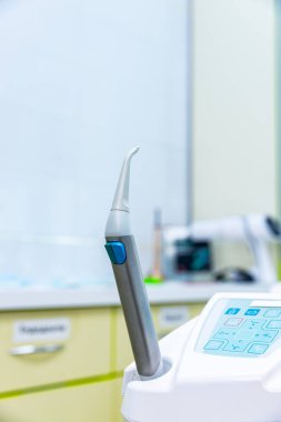 Bu resim, dişçilik alanında modern ekipmanların etkin diş prosedürleri için önemini vurgulayan klinik bir ortamda belirgin bir diş çantası gösteriyor..