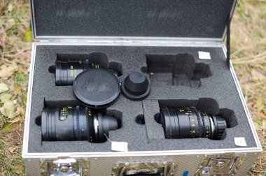 İyi organize edilmiş bir kamera merceği kutusunda, çekimler sırasında fotoğrafçılar ve videograflar için güvenli taşımacılık sağlayan köpük dolgusu içinde çoklu profesyonel mercekler sergileniyor..