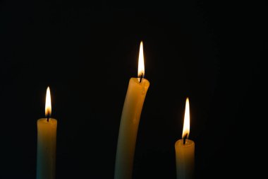 Bu resimde her biri siyah bir zemine karşı sıcak bir ışık saçan üç zarif mum sergileniyor. Sıcak akşamlar ya da huzurlu meditasyon anları için mükemmel..