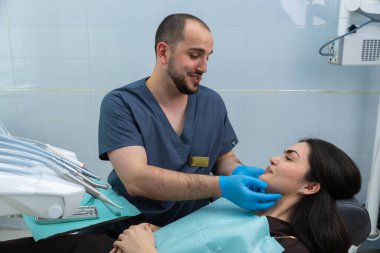 Dost canlısı bir diş hekimi, iyi donanımlı bir diş hekiminde hastayla özenli bir şekilde iletişim kurarak, kaliteli diş sağlığı hizmetlerine olan bağlılığını ve tedavi sürecinde hastanın kolaylığını güvence altına almayı vurgular..