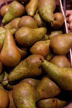 Görüntü olgun, yeşil armut koleksiyonunu sergiliyor, eşsiz şekillerini ve dokularını sergiliyor, aşçılık kullanımı için mükemmel, ya da taze besin maddeleriyle dolu..