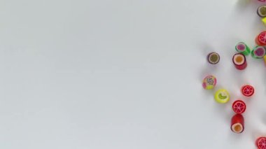 dikey video renkli meyve şekilli şekerlemelerin, dingin doğanın, büyüleyici hayvanların ve lezzetli yiyeceklerin büyüleyici kentsel ve doğal ortamlarda bir karışımını keşfeder..