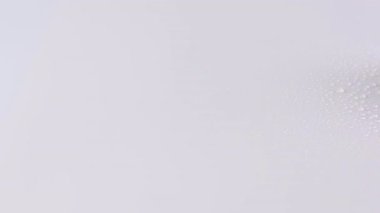 Bu video, açık havada sergilenen, damlacıklı taze çilekler, kayaların üzerinden tatlı su akışı ve parıldayan ışık ile huzurlu bir doğal ortam içeriyor..