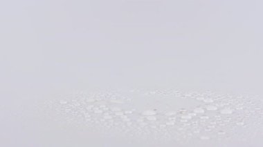 Parlak yüzeylerde dinlenen taze çileklerin güzelliğini keşfedin. Canlı yeşillikler arasında akan suyun büyüleyici yakın çekimleriyle birleşince dingin bir ortam yaratın..