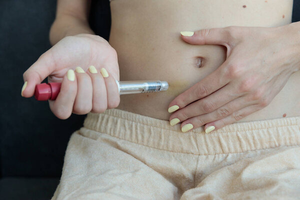 Изображение, показывающее человека, готовящегося к самостоятельной инъекции лекарств в брюшную полость, подчеркивающее важность гормональной стимуляции яичников