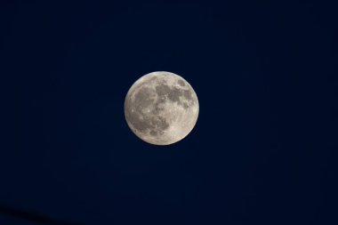 Gece gökyüzündeki ay