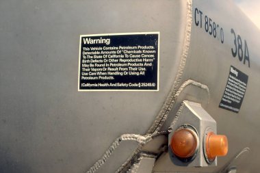 Kaliforniya 'daki olası sağlık etkilerini vurgulayan petrol tankerine uyarı etiketi.