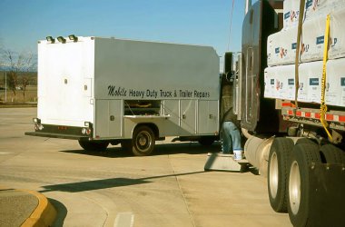 Gezici kamyon tamircisi eyalet teftiş tesisinde tamirat yapıyor..