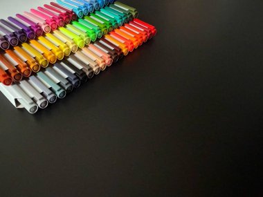 Hayal gücünüzü canlandırmak için renkli kalemler. Projelerinize bu renkli kalemlerle enerji ve mutluluk getirin.!