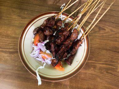 Baharatlı ve sebzeli ızgara et.