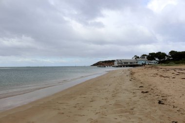 Barwon Heads 'deki Barwon Nehri, nehrin Bass Boğazı' yla buluştuğu kıyı kasabası..