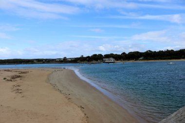 Barwon Heads 'deki Barwon Nehri, nehrin Bass Boğazı' yla buluştuğu kıyı kasabası..