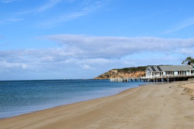 Barwon Heads 'deki Barwon Nehri, nehrin Bass Boğazı' yla buluştuğu kıyı kasabası..