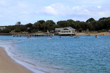 Barwon Heads 'deki Barwon Nehri, nehrin Bass Boğazı' yla buluştuğu kıyı kasabası..