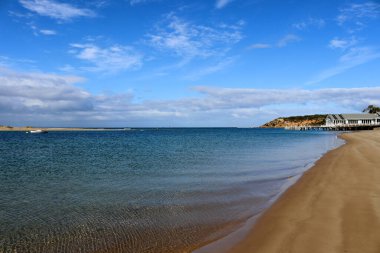 Barwon Heads 'deki Barwon Nehri, nehrin Bass Boğazı' yla buluştuğu kıyı kasabası..