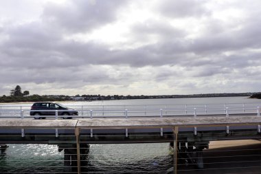 Barwon Heads Köprüsü Barwon Nehri üzerine inşa edilmiştir Barwon Kafaları ve Ocean Grove arasında. 