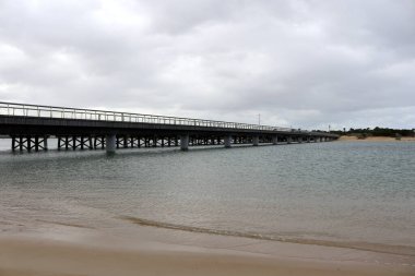 Barwon Heads Köprüsü Barwon Nehri üzerine inşa edilmiştir Barwon Kafaları ve Ocean Grove arasında. 