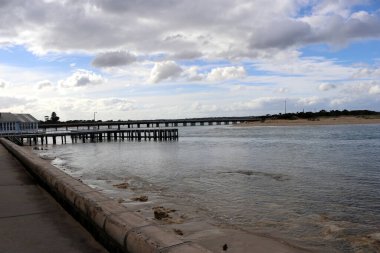 Barwon Heads Köprüsü Barwon Nehri üzerine inşa edilmiştir Barwon Kafaları ve Ocean Grove arasında. 
