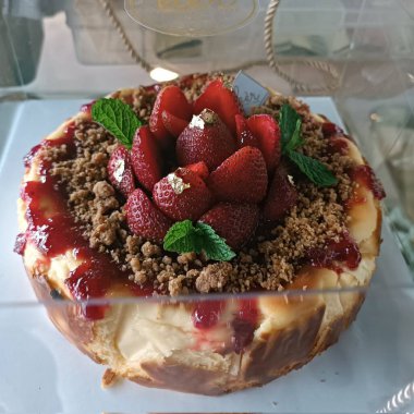 Taze böğürtlenlerle kaplı, yağlı hamurlu, zengin, kremalı peynirli kek. Yumuşak dokuları mükemmel bir tatlılık ve keskinlik dengesiyle birleştiren klasik bir tatlı..