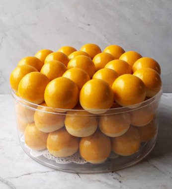 Endonezya 'da Kue Nenas veya Nastar olarak adlandırılan ananaslı kek, Kurban Bayramı' nı kutlamak için en popüler geleneksel tatlılardan biridir. Endonezyalıların en sevdiği tatlılar. Seçici odak.