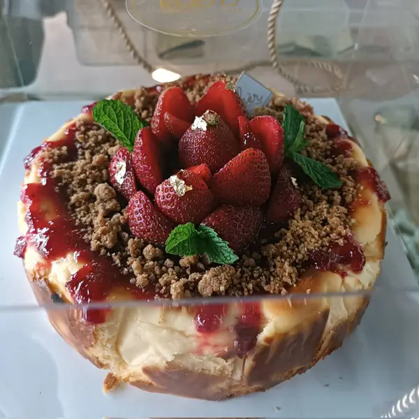 Taze böğürtlenlerle kaplı, yağlı hamurlu, zengin, kremalı peynirli kek. Yumuşak dokuları mükemmel bir tatlılık ve keskinlik dengesiyle birleştiren klasik bir tatlı..