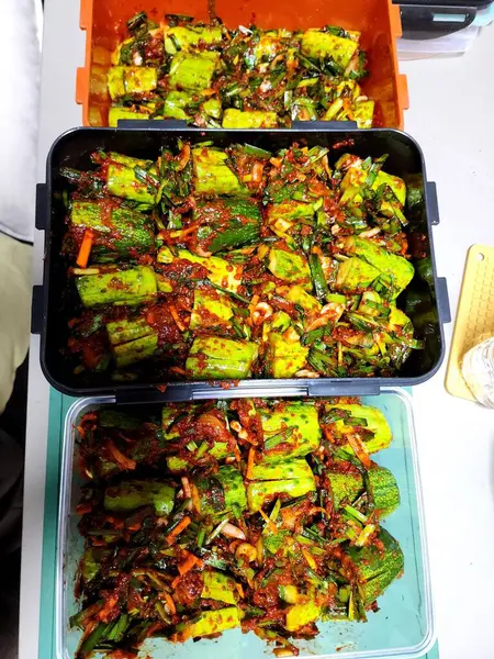 Çıtır çıtır ve taze salatalık, acılı gevrek ve sarımsaklı kimchi. Yaz yemekleri için mükemmel baharatlı, keskin çıtır çıtır bir Kore mezesi..