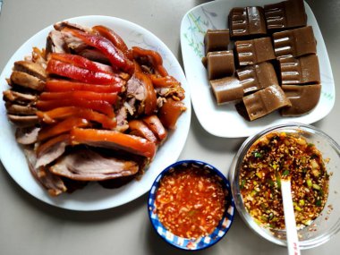 Altın sonbahar yaprakları, ağaçları kırmızı turuncu ve sarı renkli canlı renklerle kaplıyor. Kıtır hava ve yumuşak güneş ışığı mevsimlerin sıcaklığını ve rahat cazibesini vurgular..