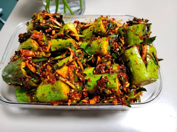 Çıtır çıtır ve taze salatalık, acılı gevrek ve sarımsaklı kimchi. Yaz yemekleri için mükemmel baharatlı, keskin çıtır çıtır bir Kore mezesi..