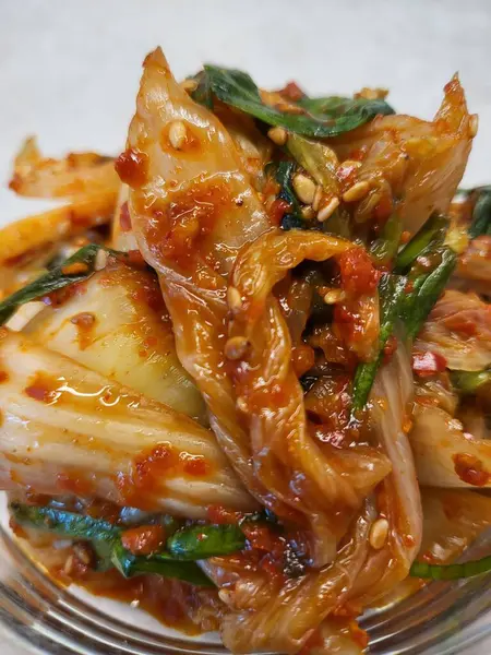 Geleneksel Kore kimchi 'si, baharatlı ve keskin mayalanmış lahana yemeği sarımsak, acı biber ve soğan karışımı. Cesur lezzetleri ve zengin probiyotik faydalarıyla bilinir..