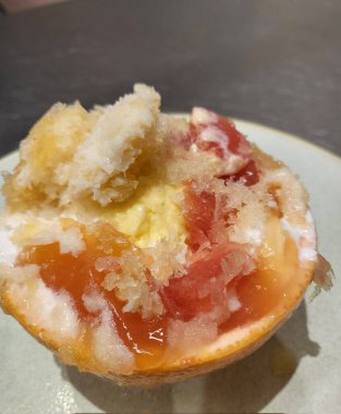 Tüylü buzlu, canlı meyveler ve tatlı malzemelerle kaplı ferahlatıcı bir bingsu kasesi. Yaz ziyafetleri için mükemmel. Bu Kore tatlısı hoşgörü ve hazzın özünü yakalıyor..