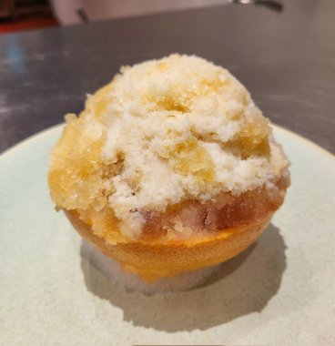 Tüylü buzlu, canlı meyveler ve tatlı malzemelerle kaplı ferahlatıcı bir bingsu kasesi. Yaz ziyafetleri için mükemmel. Bu Kore tatlısı hoşgörü ve hazzın özünü yakalıyor..