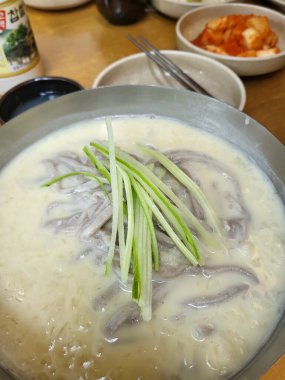 Kungguksu, taze sebzelerle kaplanmış ve yosunlarla süslenmiş lezzetli bir Kore soğuk şehriye çorbası. Yaz yemekleri için mükemmel, Kore konforlu yiyeceklerinin özünü yakalamak için..