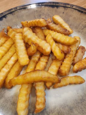 Bol kremalı peynir soslu çıtır patates dilimleri. Altın çıtır çıtır ve pürüzsüz, lezzetli bir karışım, onu karşı konulamaz bir atıştırmalık ya da herhangi bir yemek için meze yapar..