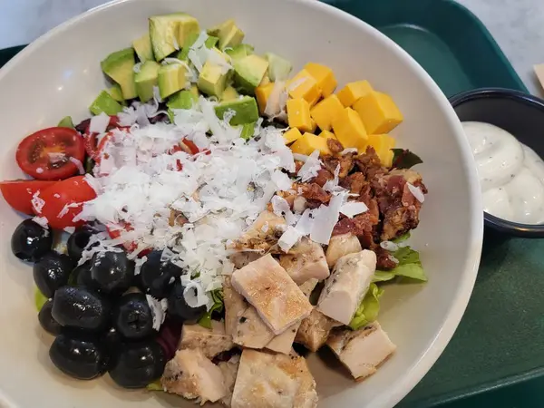 Çıtır marul, sulu ızgara tavuk, çıtır çıtır kıtır kıtır ekmek ve kremalı Sezar soslu taze tavuk Sezar salatası. Klasik, lezzetli ve her yemek için mükemmel bir yemek.!