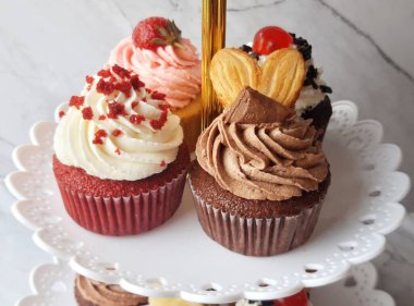 Zengin kremalı ve dekoratif serpilmiş enfes bir kek. Tatlı fotoğrafçılığı için mükemmel, fırında pişmiş yiyeceklerin cazibesini ve tatlılığını sergilemek, partiler ve kutlamalar için ideal..