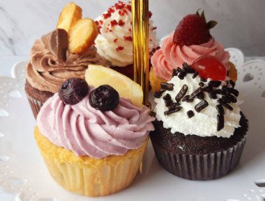 Zengin kremalı ve dekoratif serpilmiş enfes bir kek. Tatlı fotoğrafçılığı için mükemmel, fırında pişmiş yiyeceklerin cazibesini ve tatlılığını sergilemek, partiler ve kutlamalar için ideal..