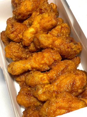 Kızarmış Kore tavuğu, tatlı ve baharatlı sosla mükemmel bir şekilde jölelenmiş. Yemek fotoğrafçılığı ve menüler için idealdir. Bu sevilen yemeğin dayanılmaz çıtırtısını ve lezzetini sergiler..