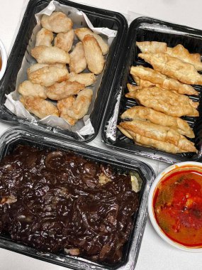 Zengin siyah fasulye sosuna bulanmış kalın, çiğnenmiş erişteli klasik Kore-Çin karışımı, yanında gevrek tangsuyuk, bol yağda kızartılmış domuz eti ve tatlı ve ekşi sos servis edilir..