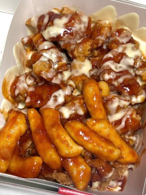 Lezzetli sosla kaplanmış, gevrek Kore usulü kızarmış tavuk. Çiğnenme ve gevreğin dengesi için çiğnenmiş. Lezzetli ve tatmin edici bir Kore sokak yemeği favorisi.!